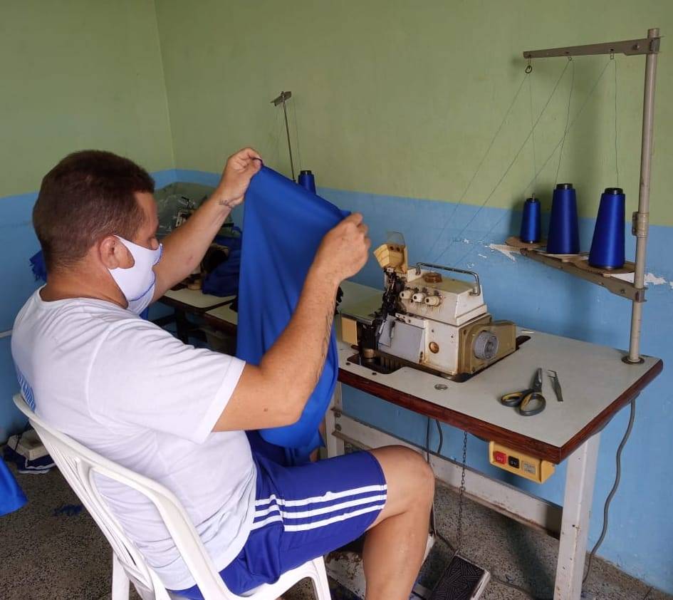 Presos produzem máscaras e uniformes para unidades penais do Piauí